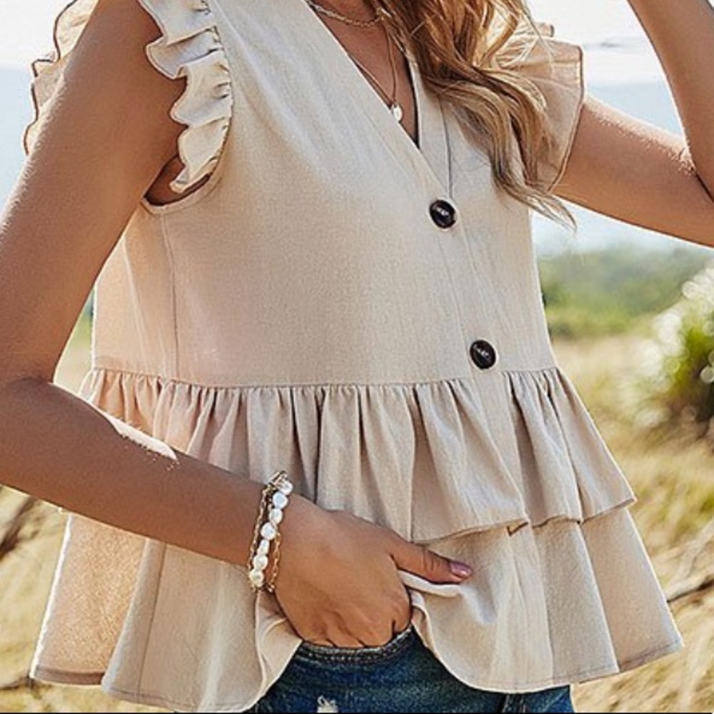 Classic women’s ruffle button front shirt size M.